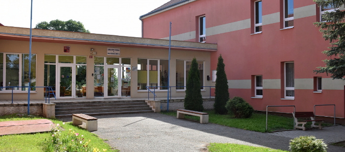 Hlavní vchod školy